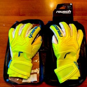 Reusch Size 8 Goalie Gloves w/ Finger Support
